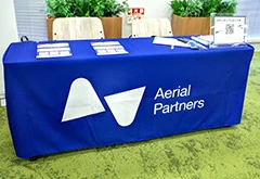 説明会テーブルクロス実績|青地にロゴと企業名入れのデザイン