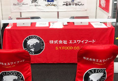 説明会テーブルクロス実績|赤地にロゴと企業名入れのデザイン
