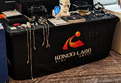 展示会テーブルクロス実績|黒地にロゴ入れデザイン