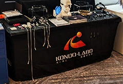 展示会テーブルクロス実績|黒地にロゴ入れデザイン