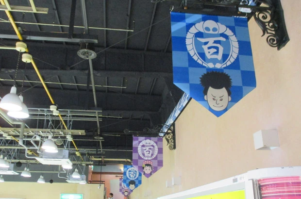 【タペストリー実績事例No.27】店舗装飾タペストリー／市松模様+店舗キャラデザイン
